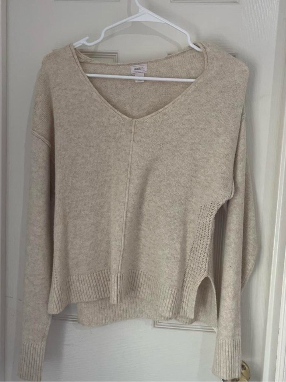 Auden Beige-Cream V-Neck Lightweight Knit Sweater